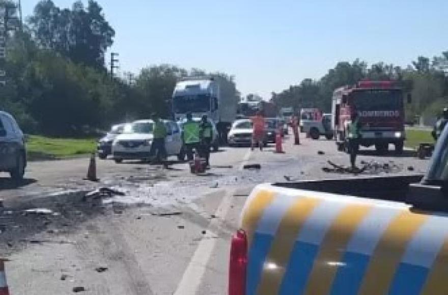 Fatal accidente en Ruta 2: camión cruzó de carril y se incrustó en una parrilla