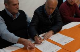 Grindetti firmó el compromiso de 100 cuadras de asfalto para Chascomús