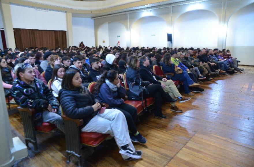 Actividad en el Teatro Brazzola.