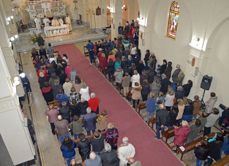 La comunidad religiosa de Castelli compartió esta celebración que marca el cierre de las Fiestas Patronales.
