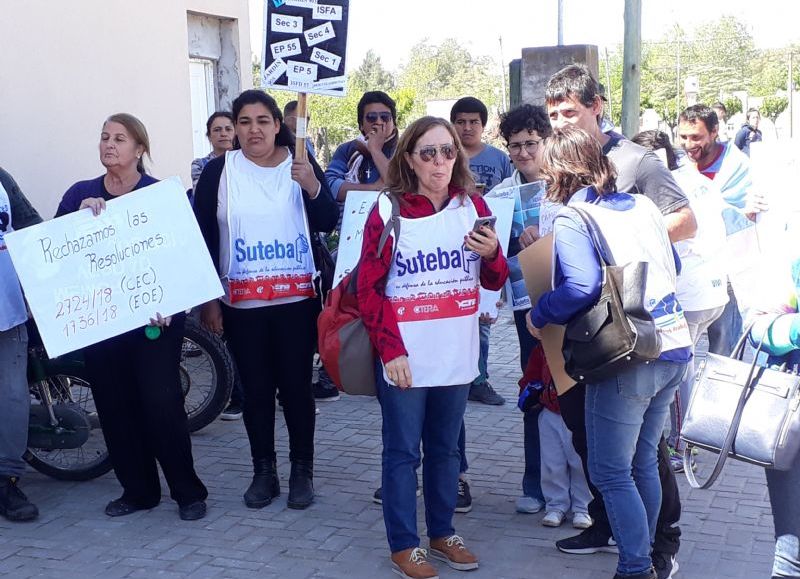 Mirta Márquez (centro) en la puerta de la Orquesta Escuela.