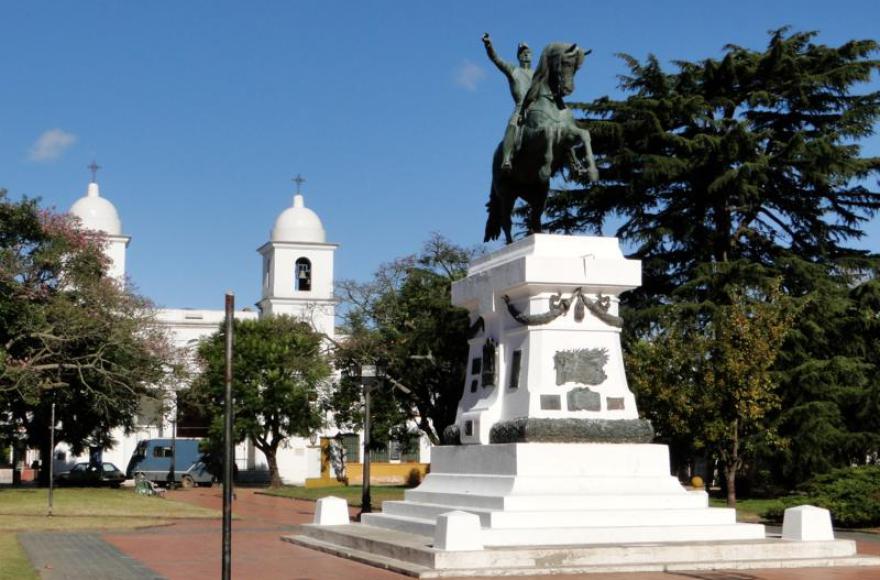 La cita es en la Plaza Independencia.