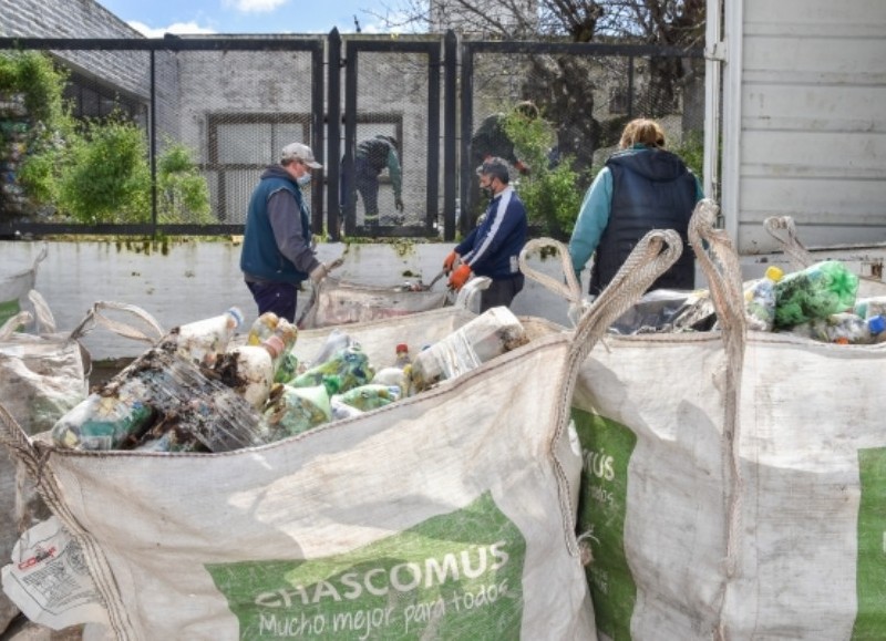 Cargamento entregado a la Fundación Botellas de Amor.