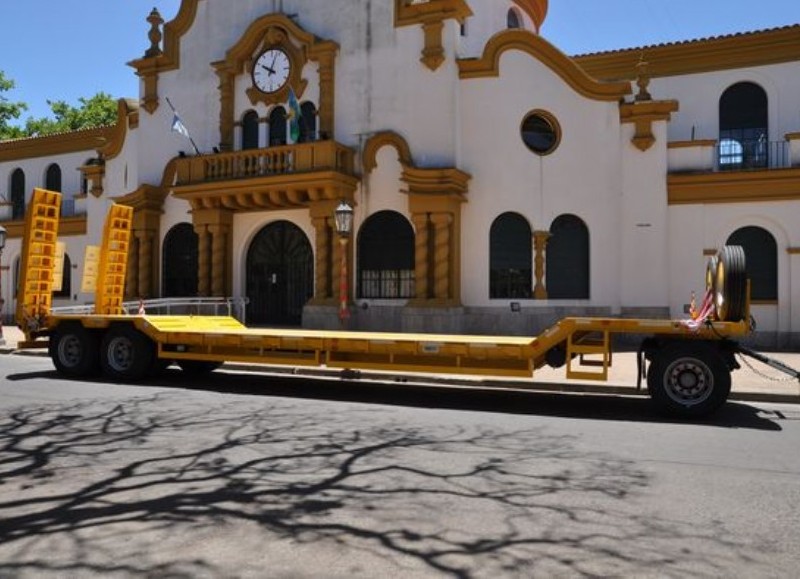 Se trata de un carretón con acoplado marca Comar, 0 km de 3 ejes modelo 2020, que permitirá facilitar la operación en el predio de disposición final de residuos.