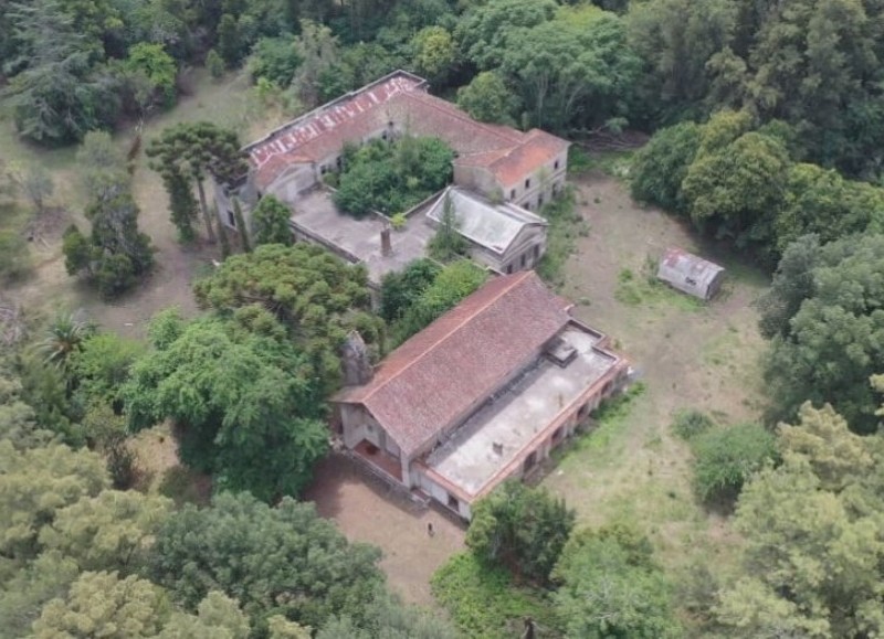 "Hoy, este paraje cercano a Chascomús, es casi un pueblo fantasma pero que lucha por volver a ser una parada turística. Viernes 22 horas y domingo 23 horas no se pierdan "secretos de la ruta 2".