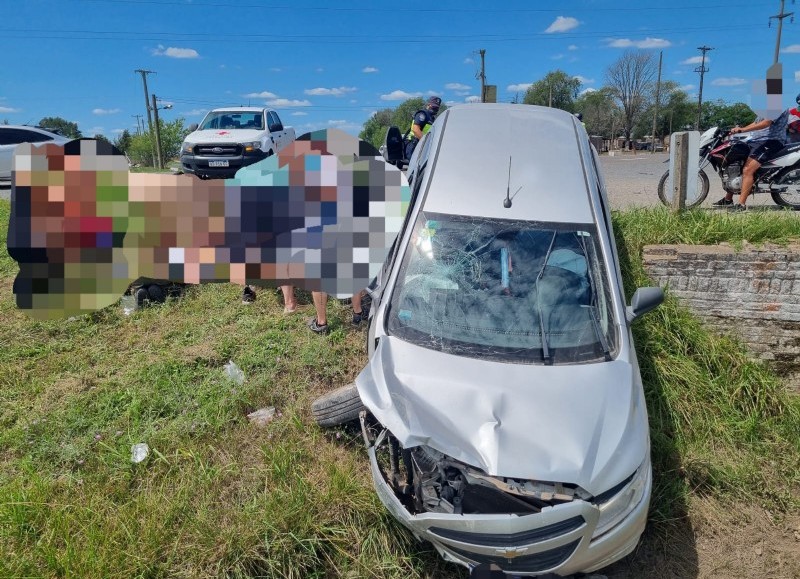 Por motivos que se tratan de establecer, tres vehículos chocaron: un auto Chevrolet Onix, colisionó por alcance contra un Fiat Palio y este termina impactando con un Honda CVR.