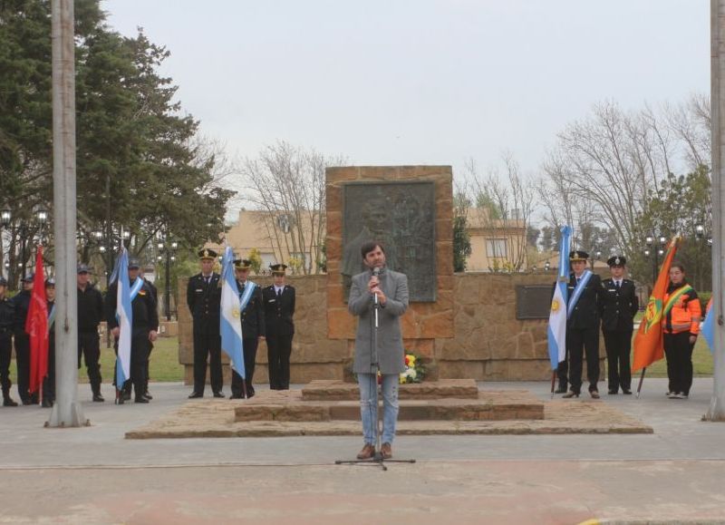 El intendente Francisco Echarren, junto a su gabinete y miembros del Concejo Deliberante encabezó el acto.
