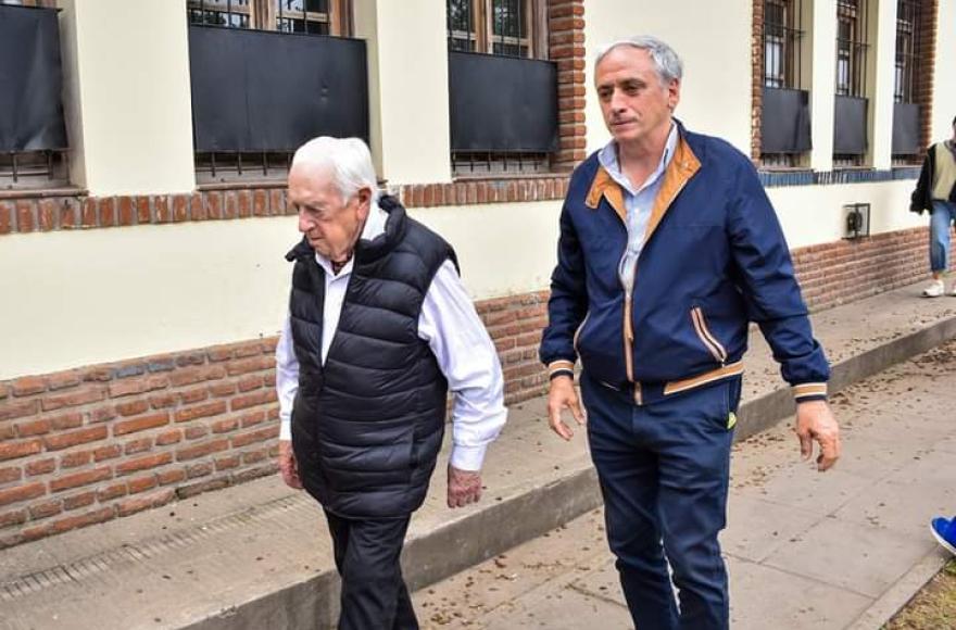 Javier Gastón llega a votar con su padre.