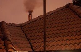 Los bomberos concurrieron a una casa por el incendio de una chimenea