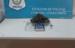 Secuestraron moto, cuatro celulares y 30 gramos de marihuana