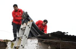 La tormenta provocó caídas de postes, ramas y cables en distintos sectores de la ciudad