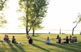 Comenzaron las clases de yoga para los vecinos y el turismo en general