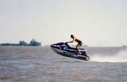 En plena época de veda, las motos de agua y las lanchas hacen lo que quieren