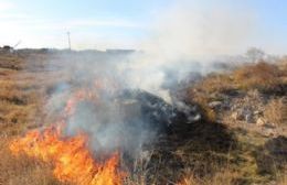 Incendio de pastizales y rescate de kayakista en la laguna