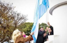 Nueva bandera nacional en la Plaza Libertad