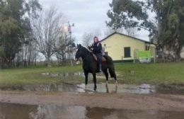 Destacan el esfuerzo de una maestra rural que supera varios obstáculos para cumplir su función