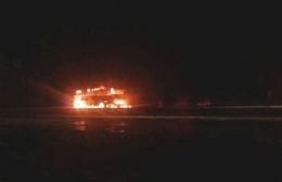 Micro de empresa local incendiado en su totalidad
